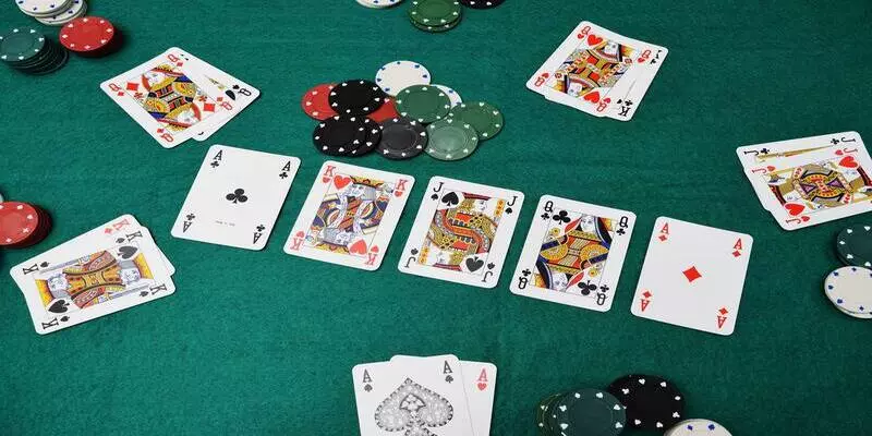 Cách chơi bài Poker - Luật lệ cơ bản